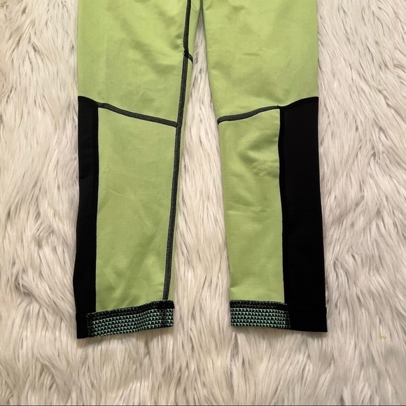 Under Armour HeatGear Compression Capri Legging - Picture 12 of 12